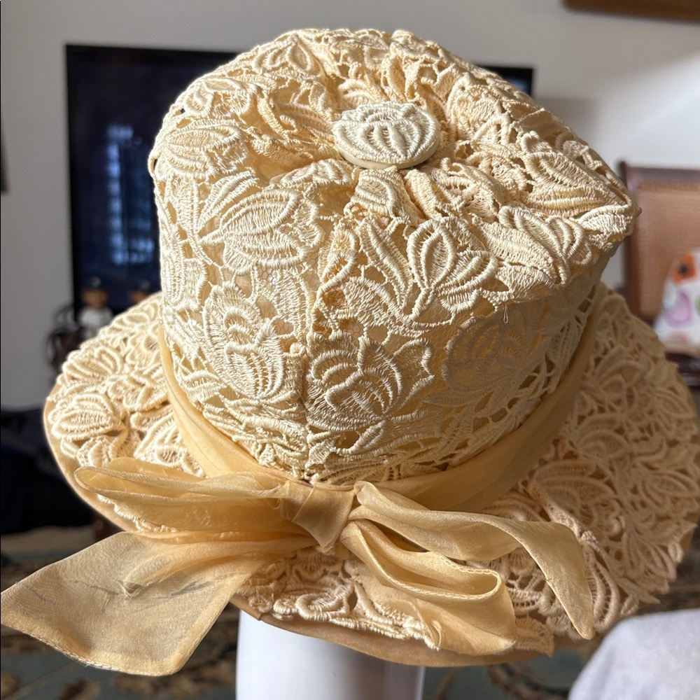 Vintage 1960's NWT Christian Cream Lace Bumper Style Hat bow has flaw - Picture 9 of 14